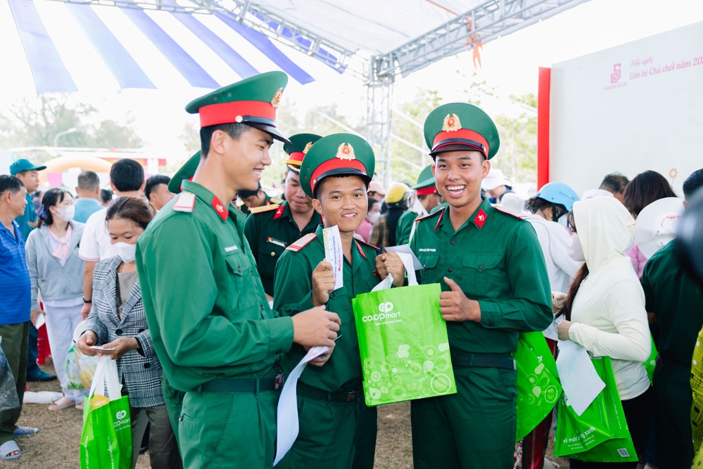 saigon co.op mang sieu thi dat lien ra dac khu con Dao voi phien cho nghia tinh hinh anh 4