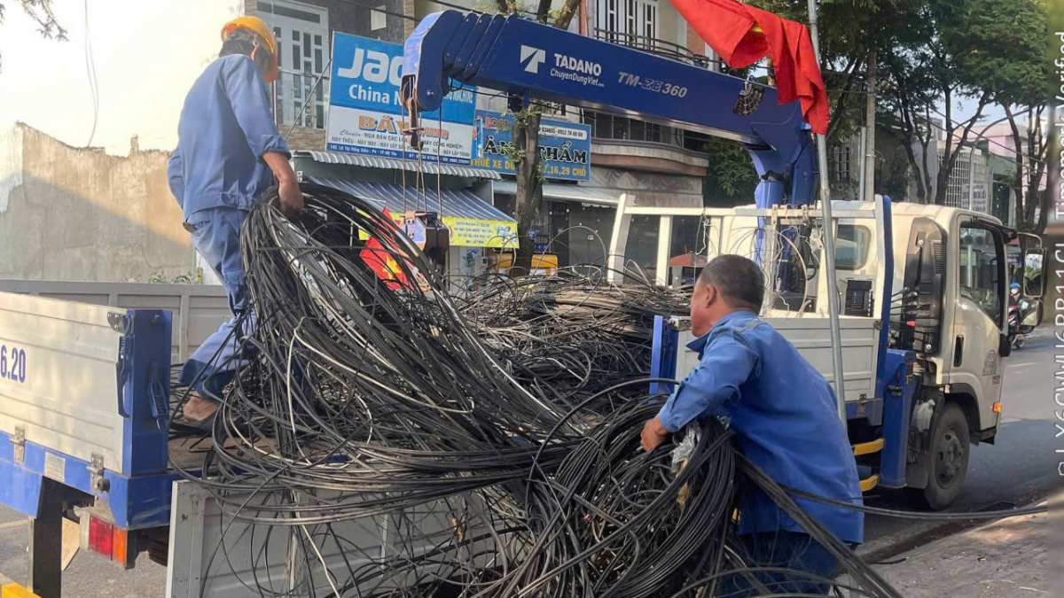 Dong thap khan truong thu gom day cap cu bo tren le duong sau khi vov thong tin hinh anh 1