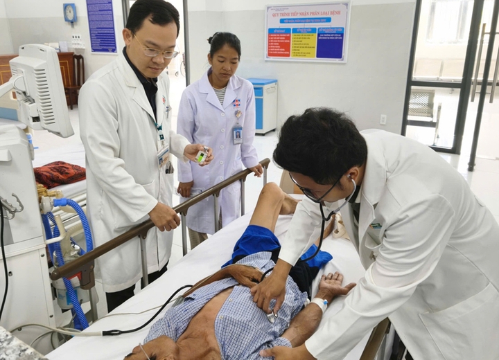 du khach dot quy o con Dao, thoat nguy kich nho chuyen bay cap cuu hinh anh 1