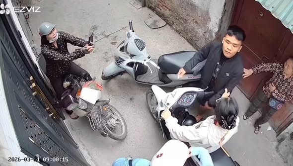 Dieu tra doi tuong con do chan xe, danh toi tap mot phu nu hinh anh 2