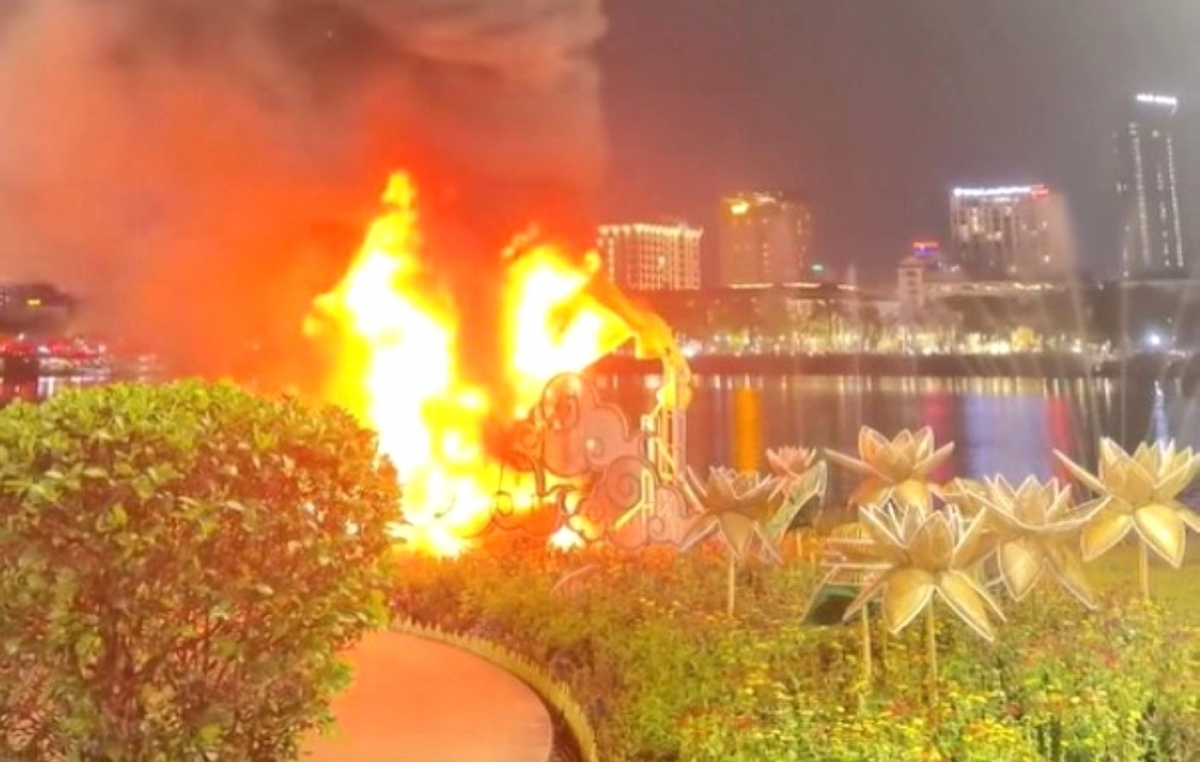 Linh vật ngựa tại Công viên Thương Bạc, thành phố Huế bất ngờ bốc cháy