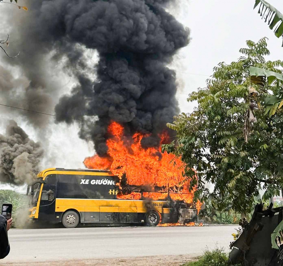 chay xe o to khach 40 cho cho don cong nhan o kcn bac ninh hinh anh 1