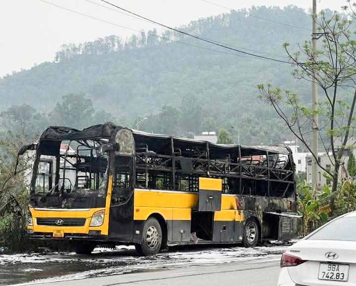 chay xe o to khach 40 cho cho don cong nhan o kcn bac ninh hinh anh 2