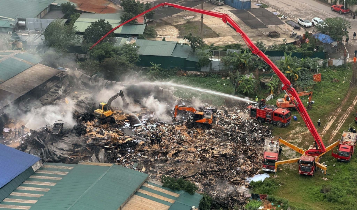 mot nguoi tu vong trong vu chay xuong go 6.000m2 gan vien k tan trieu hinh anh 7