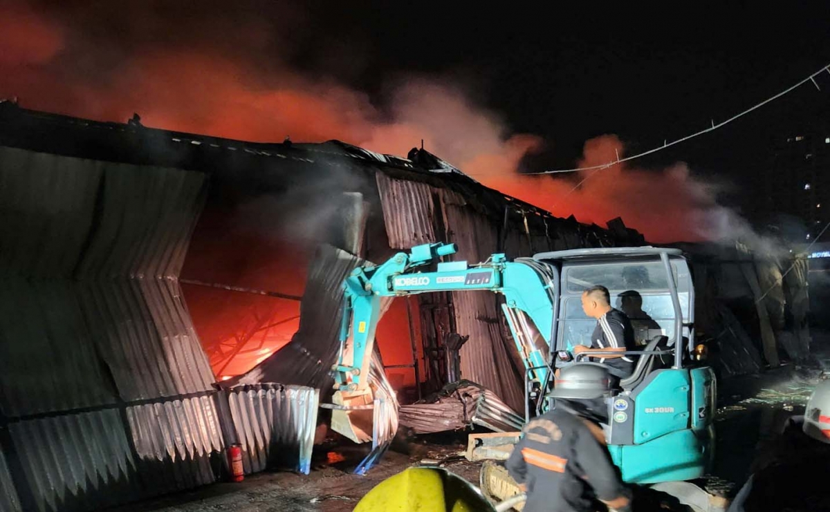 mot nguoi tu vong trong vu chay xuong go 6.000m2 gan vien k tan trieu hinh anh 4