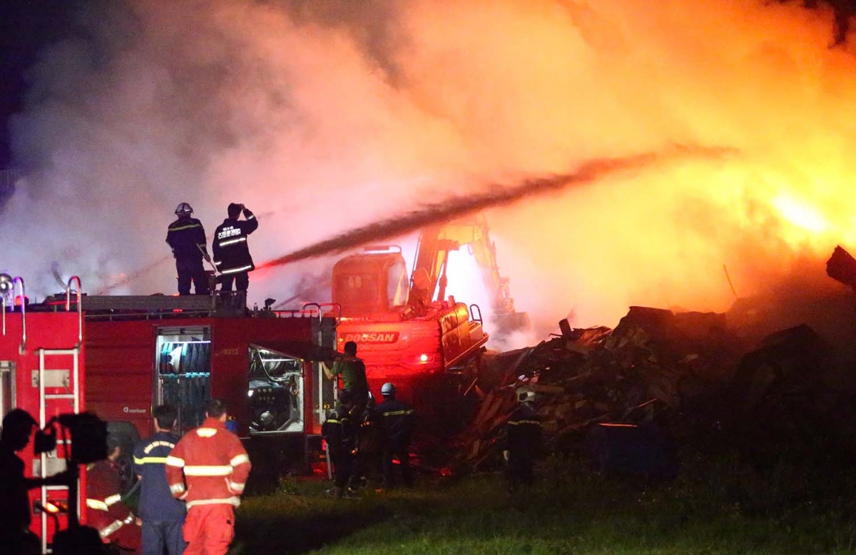 mot nguoi tu vong trong vu chay xuong go 6.000m2 gan vien k tan trieu hinh anh 5