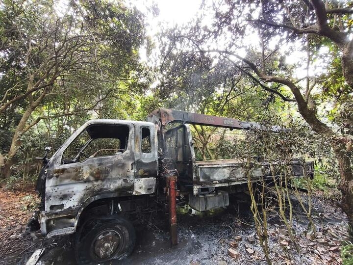 Xe tải cẩu vướng dây điện rồi bốc cháy, tài xế bị điện giật tử vong ở Hà Nội