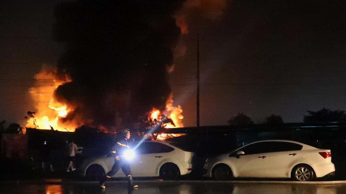 chay lon tai xuong go gan benh vien k tan trieu, khoi boc cao hang tram met hinh anh 3