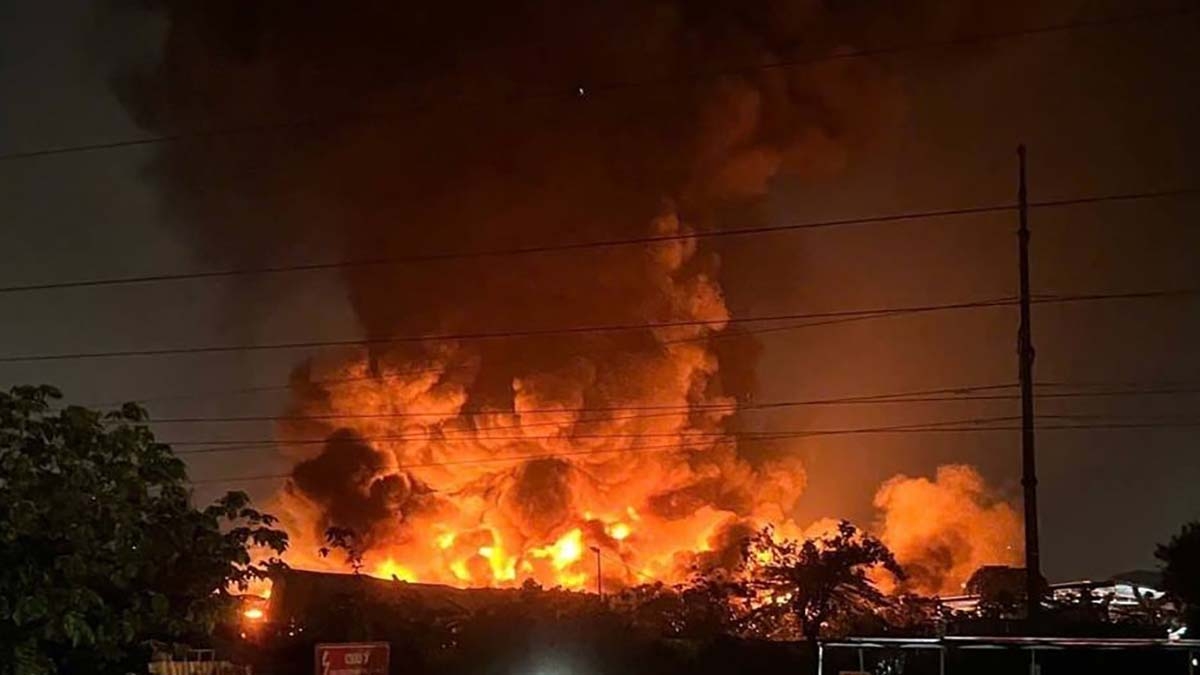 chay lon tai xuong go gan benh vien k tan trieu, khoi boc cao hang tram met hinh anh 1