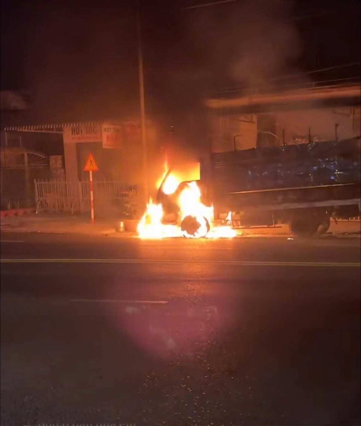 xe tai cho sau rieng boc chay giua dem tren quoc lo hinh anh 1