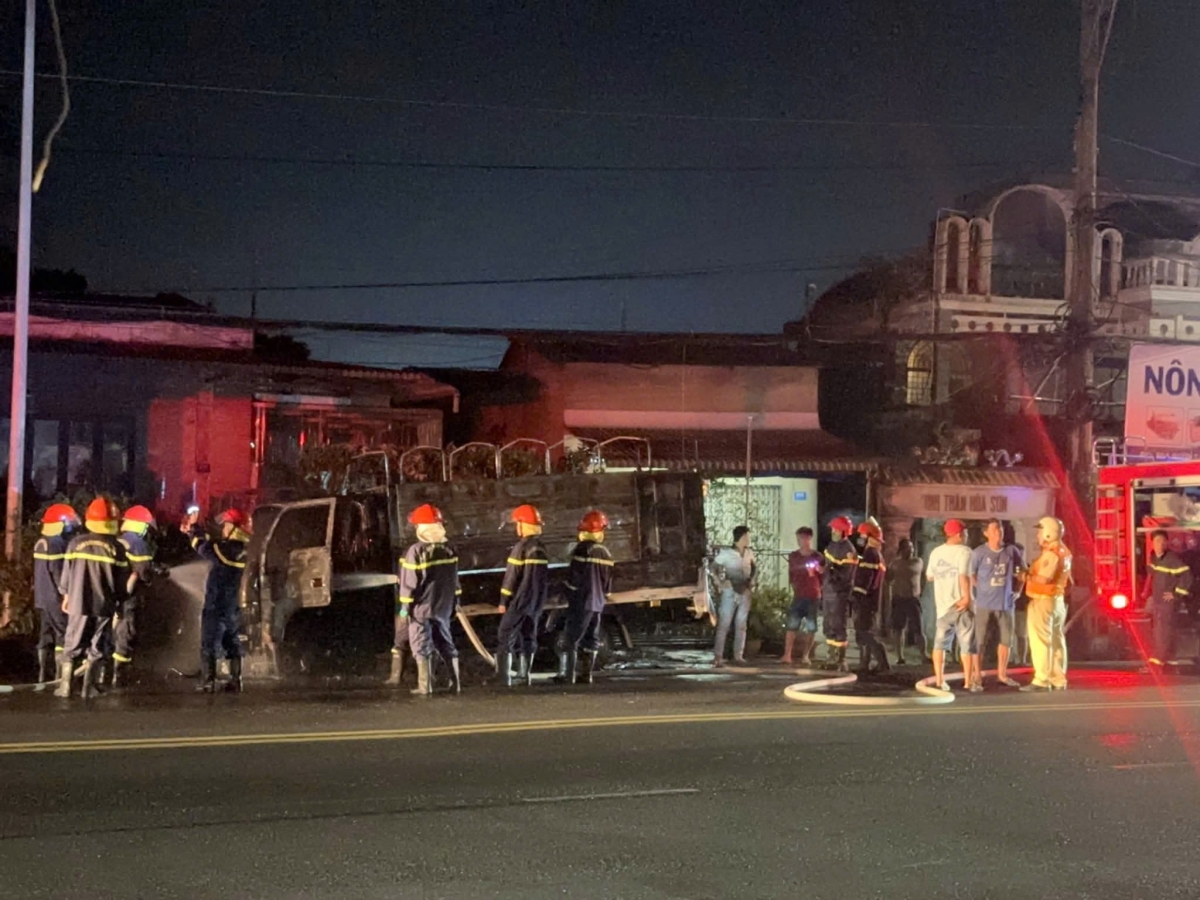 xe tai cho sau rieng boc chay giua dem tren quoc lo hinh anh 2