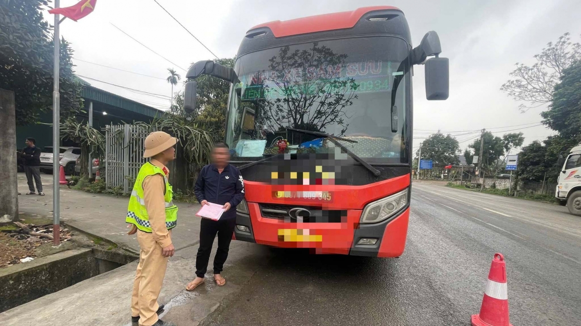 xu phat tai xe va doanh nghiep hon 223 trieu dong khi nhoi nhet khach qua so luong hinh anh 2