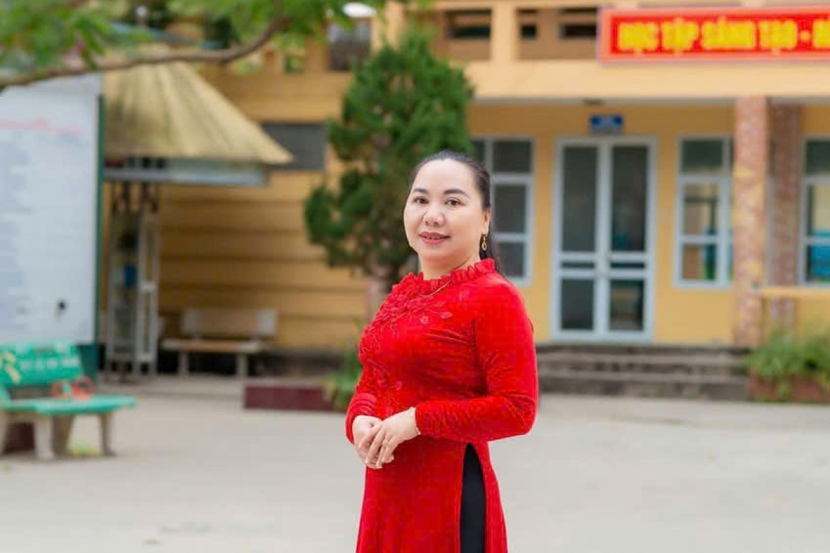 nhung nu giao vien dan dat chuyen doi so tu lop hoc vung kho hinh anh 1