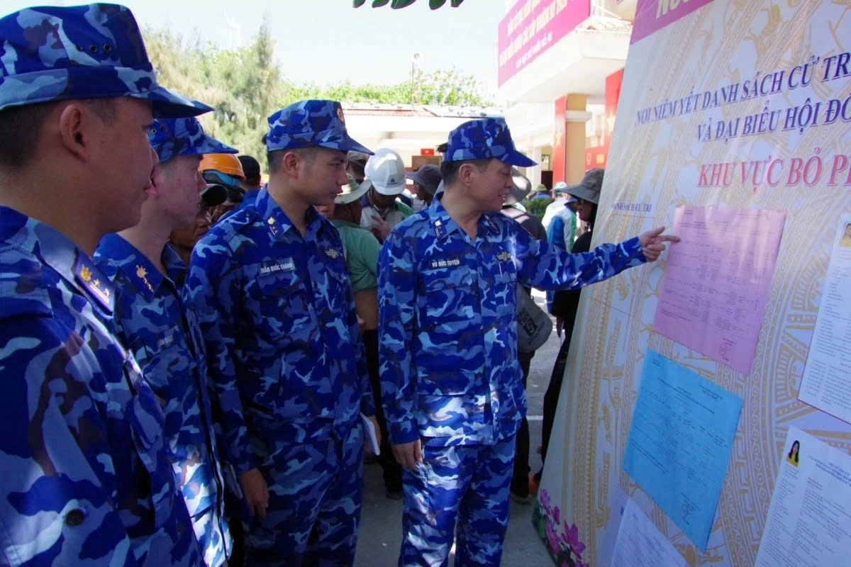 coast guard officers vote early while on duty at sea near truong sa picture 2