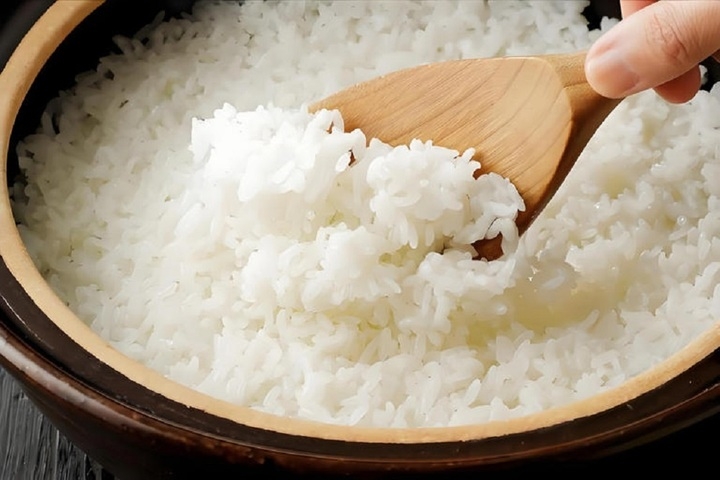 khi nau com, tai sao lai cho them giam trang va dau an hinh anh 1