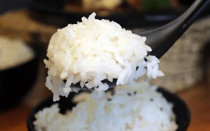 khi nau com, tai sao lai cho them giam trang va dau an hinh anh 2