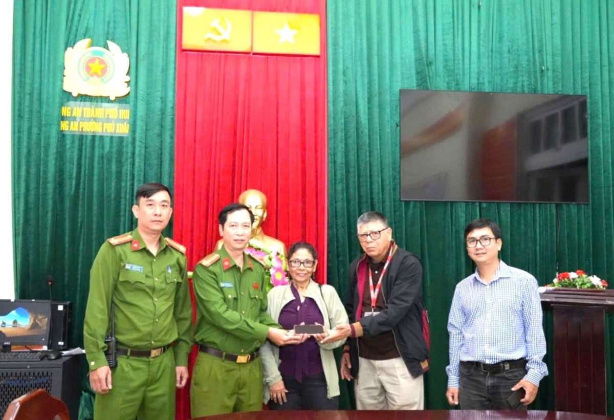 bat giu doi tuong cuop giat, tra lai tai san cho du khach my o hue hinh anh 1