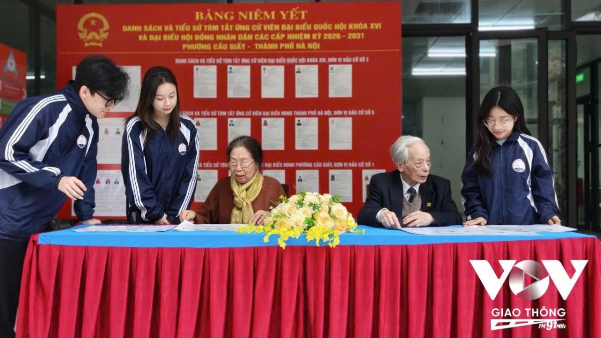 Những công dân lần đầu tiên cầm trên tay chiếc thẻ cử tri