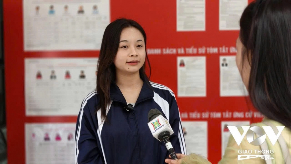 nhung cong dan lan dau tien cam tren tay chiec the cu tri hinh anh 4