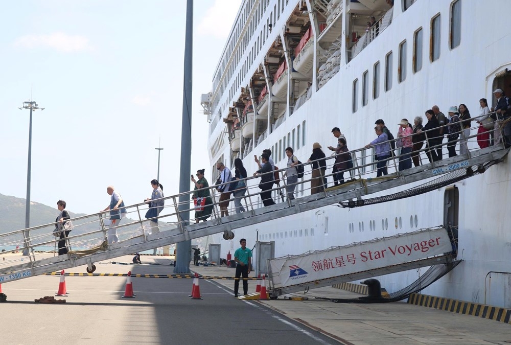 cruise ship star voyager brings 1,600 international visitors to cam ranh picture 1