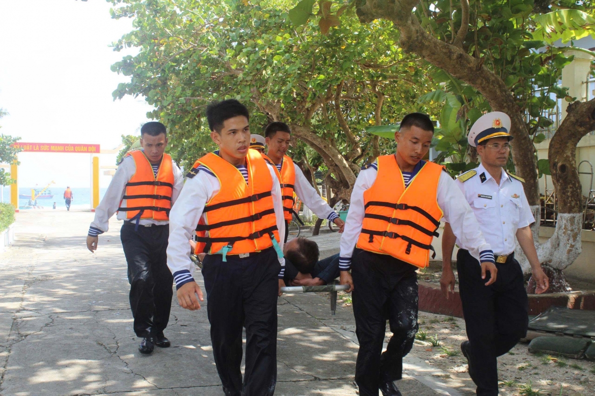 Đảo Song Tử Tây – Đặc khu Trường Sa cấp cứu kịp thời ngư dân bị giảm áp