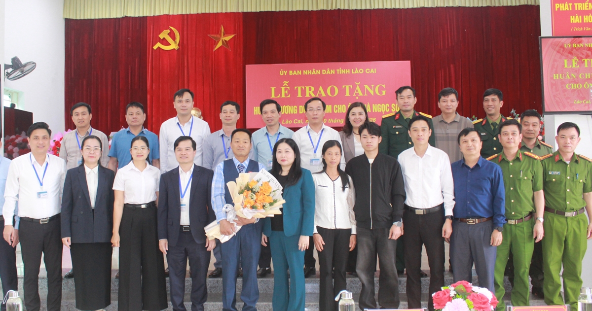 trao huan chuong dung cam cho nguoi dan ong cuu 6 nguoi tren ho thac ba hinh anh 1