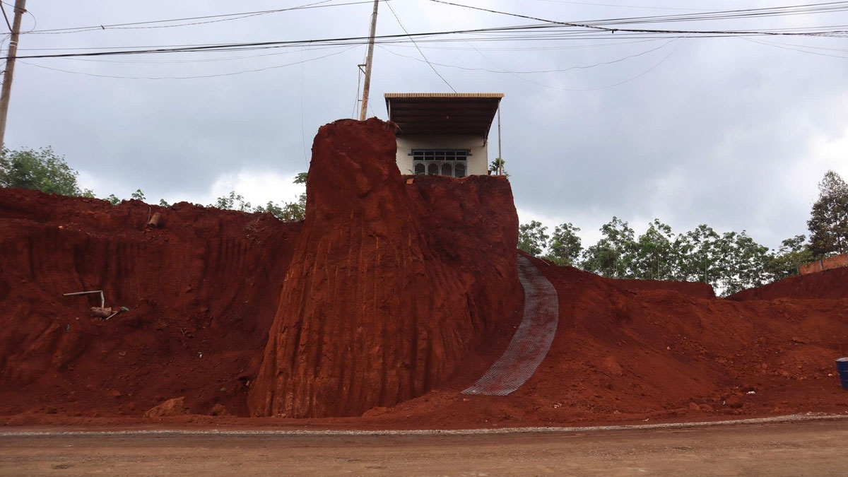 Xử lý nhà thầu vụ nhà dân "treo" mép vực ở Đồng Nai