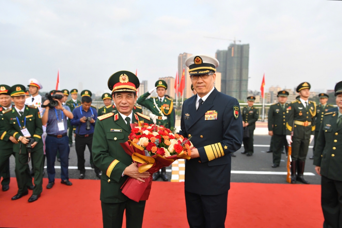 Dai tuong phan van giang va Doan dai bieu viet nam sang tham du nhieu hoat dong tai trung quoc hinh anh 3