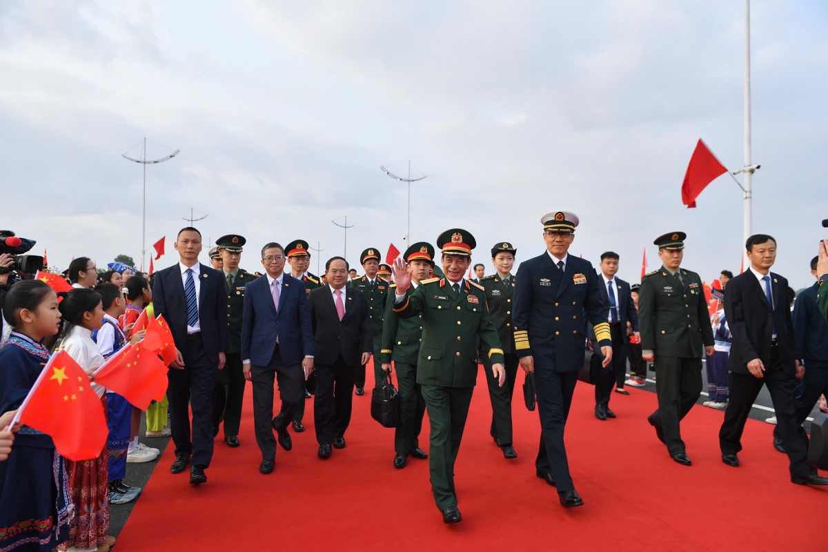 Dai tuong phan van giang va Doan dai bieu viet nam sang tham du nhieu hoat dong tai trung quoc hinh anh 4