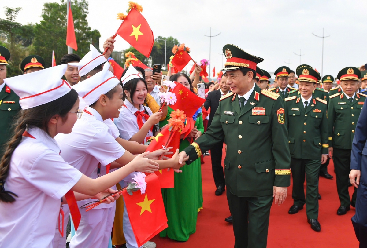 Dai tuong phan van giang va Doan dai bieu viet nam sang tham du nhieu hoat dong tai trung quoc hinh anh 1