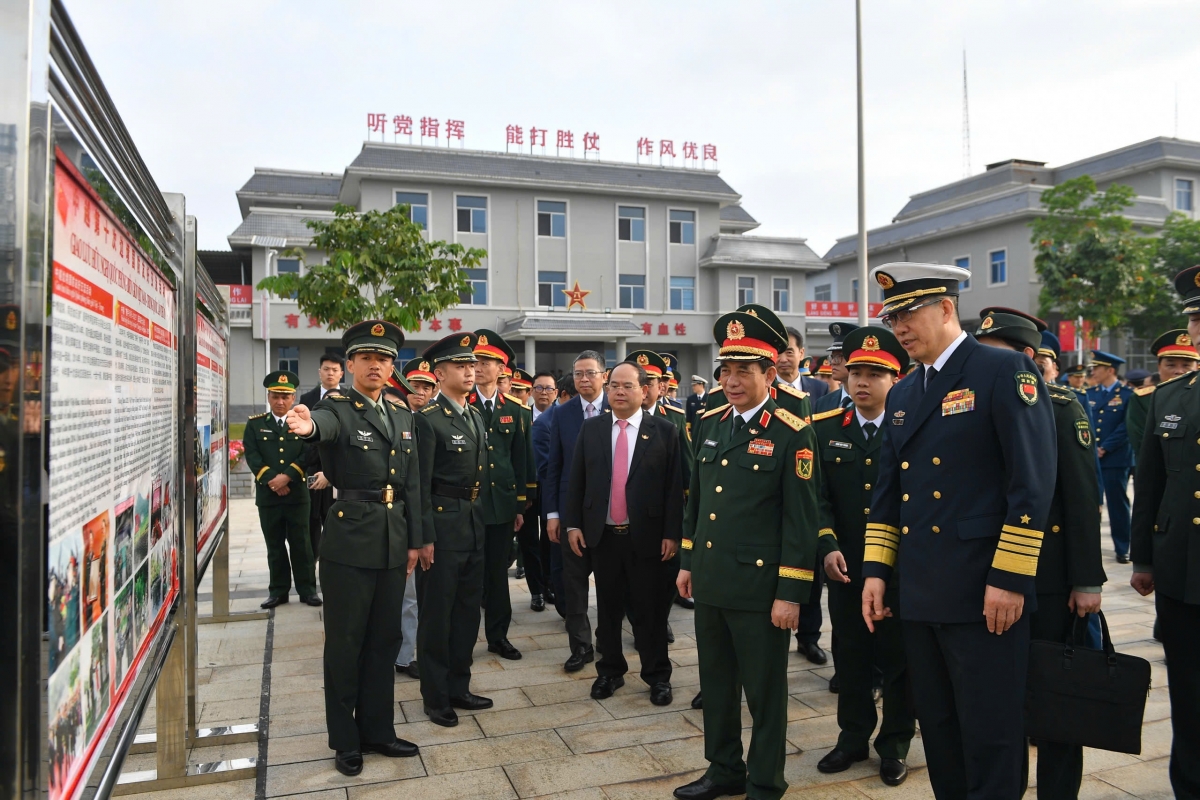 Dai tuong phan van giang va Doan dai bieu viet nam sang tham du nhieu hoat dong tai trung quoc hinh anh 13