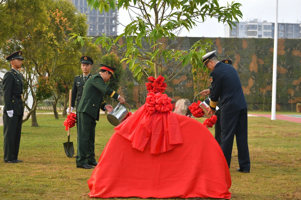 Dai tuong phan van giang va Doan dai bieu viet nam sang tham du nhieu hoat dong tai trung quoc hinh anh 8