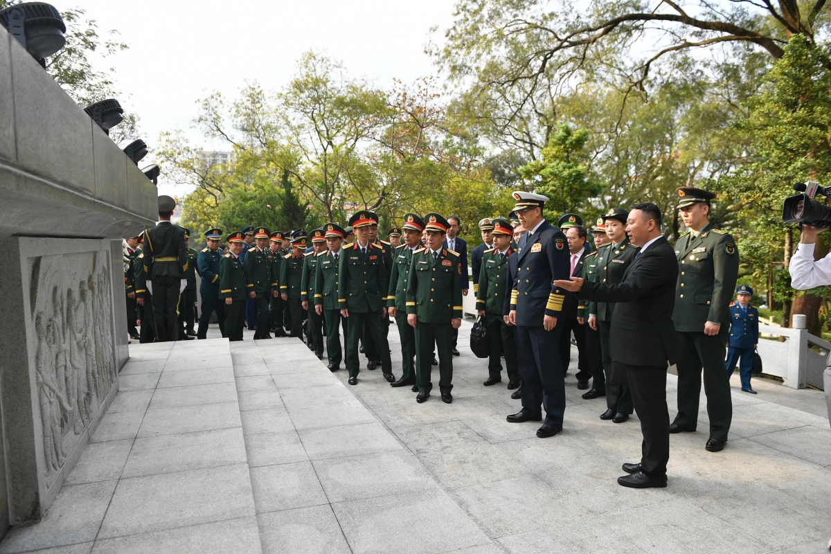 Dai tuong phan van giang va Doan dai bieu viet nam sang tham du nhieu hoat dong tai trung quoc hinh anh 17
