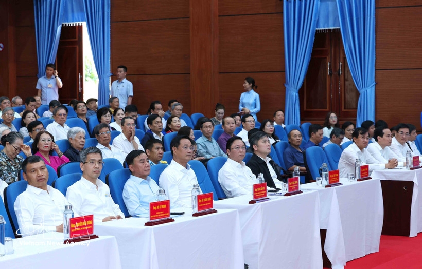 key party official meets with voters in da nang picture 1