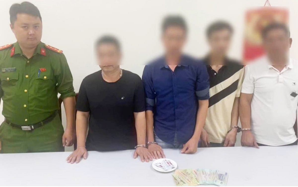 Dang chap hanh an treo van tu tap danh bac, 4 nguoi bi bat qua tang hinh anh 1