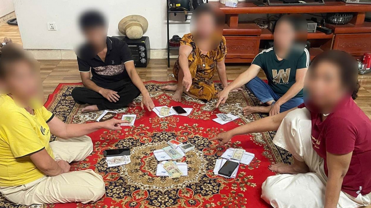 Đánh bạc ngay tại nhà, 6 người bị tóm gọn