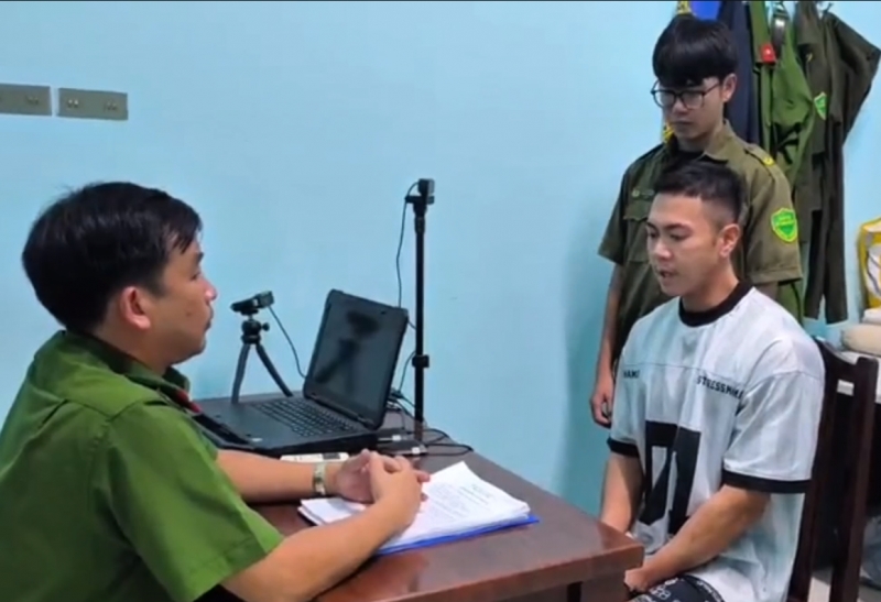 khoi to, bat tam giam nam thanh nien danh nu nhan vien giao hang hinh anh 2