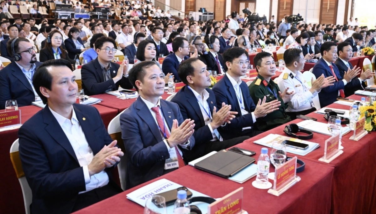 government sees enterprises difficulties as its own to resolve together pm chinh picture 4