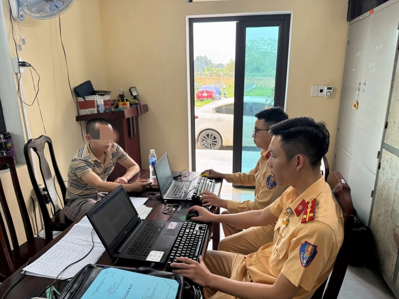 Dieu tra vu 3 doi tuong gay roi, vu khong csgt de tron tranh xu ly nong do con hinh anh 2