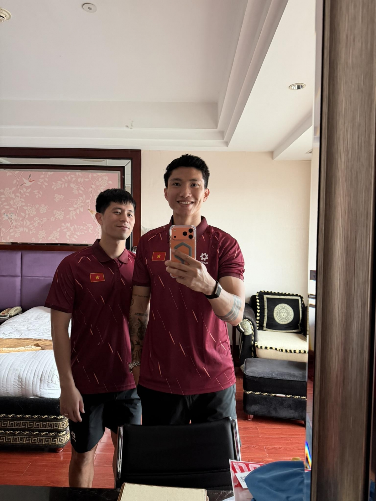 sao viet 25 3 Doan van hau gay bao like voi anh len tuyen cung Dinh trong hinh anh 1