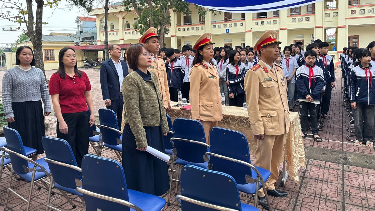 tuyen truyen an toan giao thong cho hoc sinh truong thcs nghiem xuyen hinh anh 2