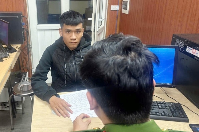 Dieu tra doi tuong con do chan xe, danh toi tap mot phu nu hinh anh 1