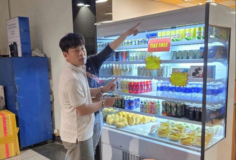 Doi tuong nguoi nuoc ngoai giet nguoi bi tom khi dang cho len may bay hinh anh 1