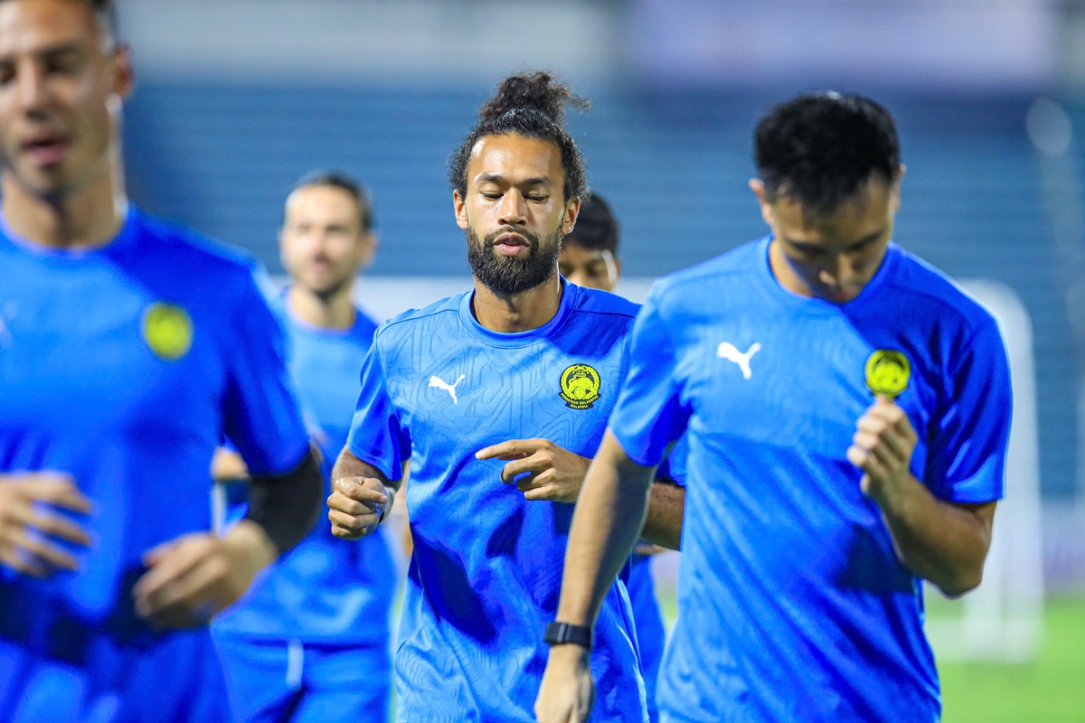 Dàn cầu thủ Malaysia làm quen sân Thiên Trường, quyết "phá dớp" trước ĐT Việt Nam