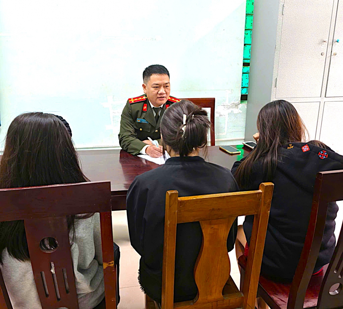 kip thoi ngan chan 3 nu sinh nghi bi du do di lam viec nhe luong cao hinh anh 1