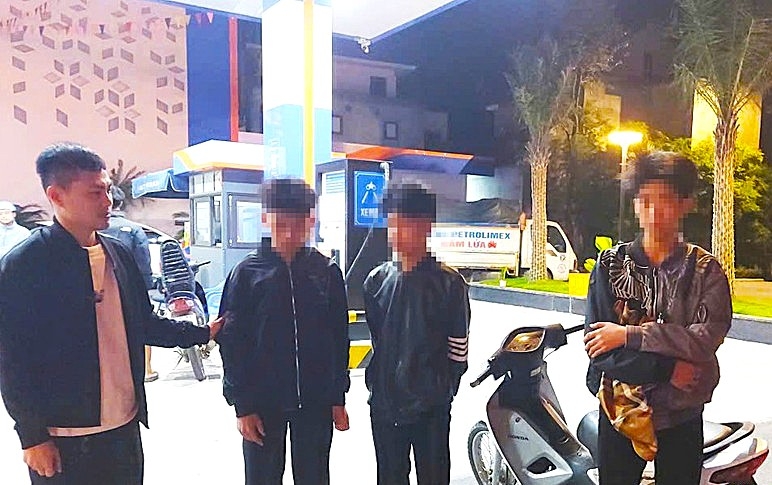 ngan chan nhom thanh thieu nien tu tap dua xe, mang theo vo chai bia gay roi hinh anh 1