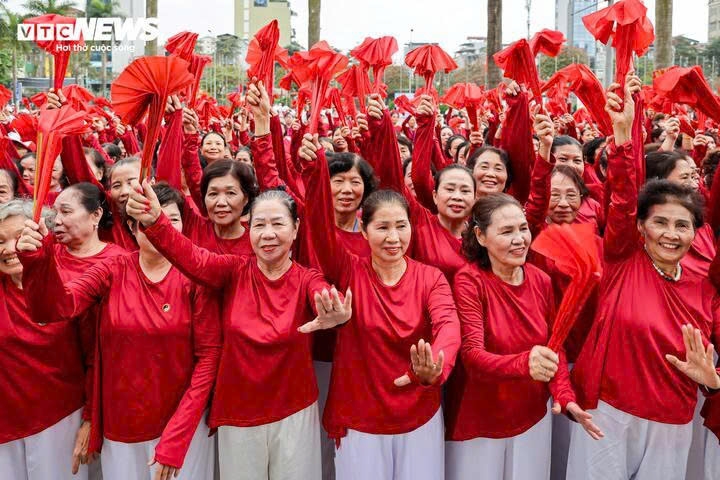 hanoi elderly set vietnam record with mass paper fan dance performance picture 10