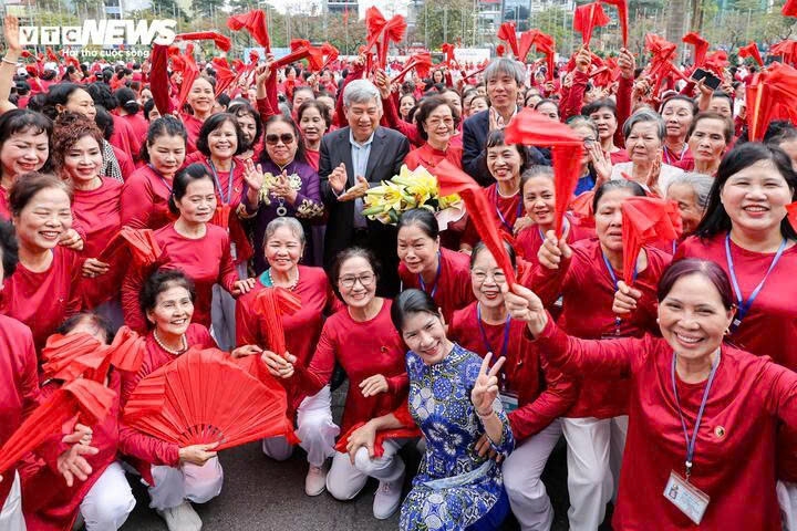 hanoi elderly set vietnam record with mass paper fan dance performance picture 11