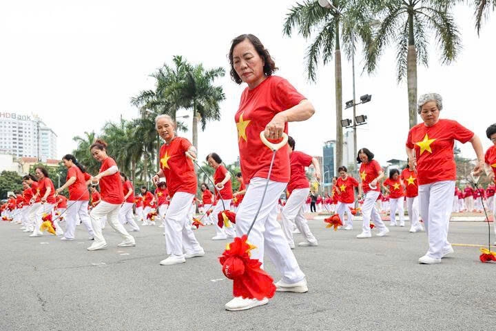 hanoi elderly set vietnam record with mass paper fan dance performance picture 3