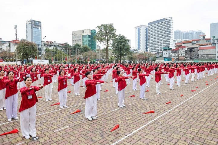 hanoi elderly set vietnam record with mass paper fan dance performance picture 5